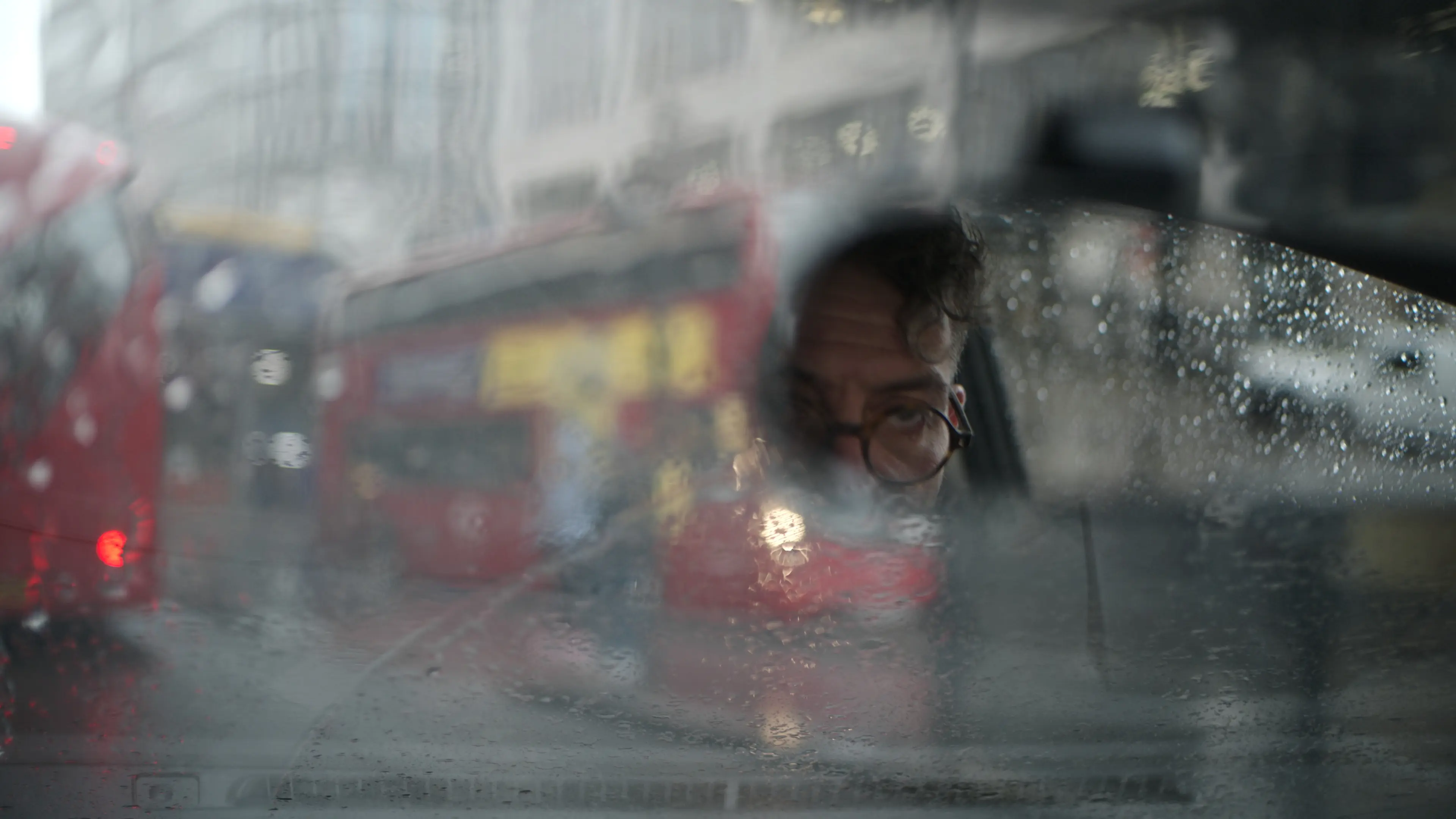 Filmbild - Rückspiegel im Regen
